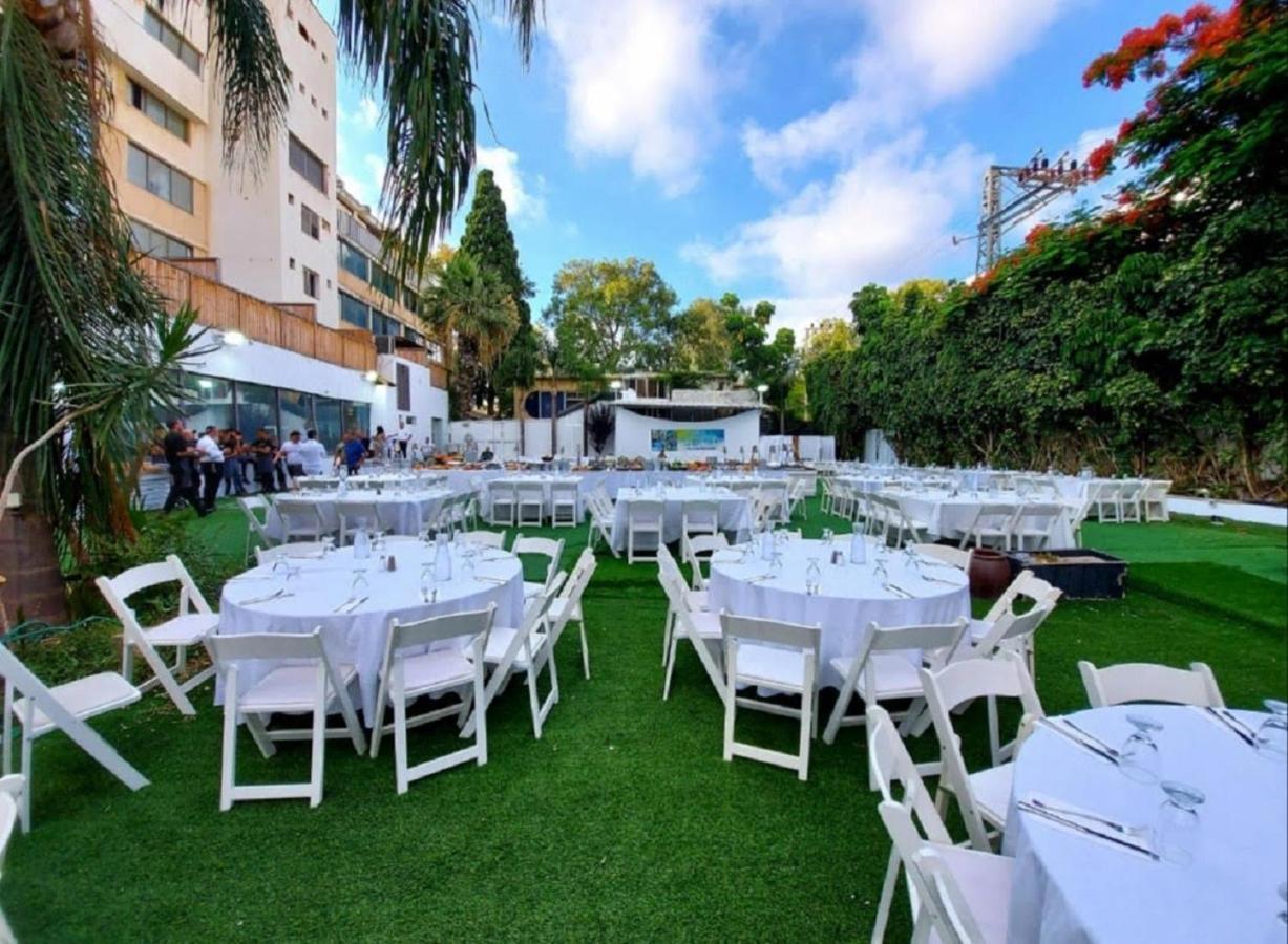 Carlton City Hotel ナハリヤ エクステリア 写真