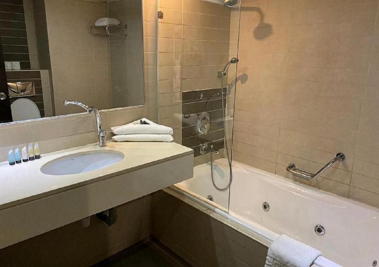 Carlton City Hotel ナハリヤ エクステリア 写真